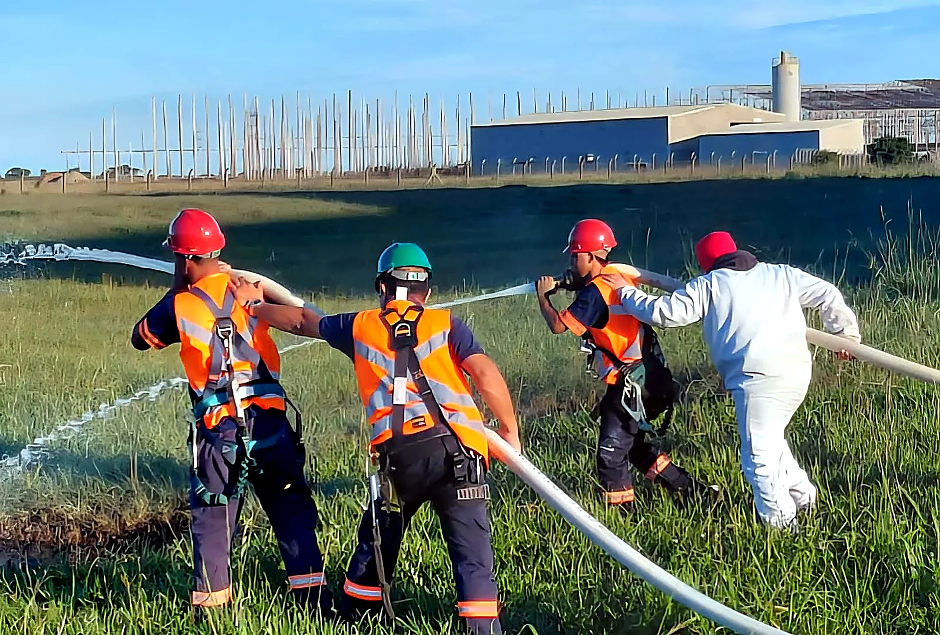 Equipe em treinamento prático de combate a incêndio