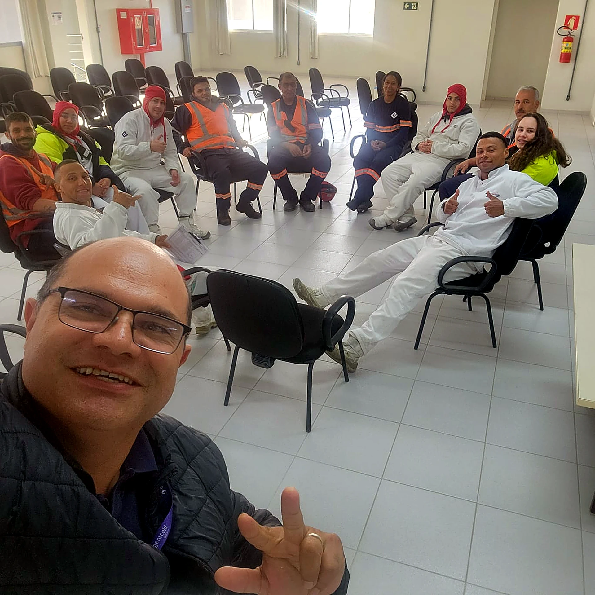Turma em treinamento com instrutor