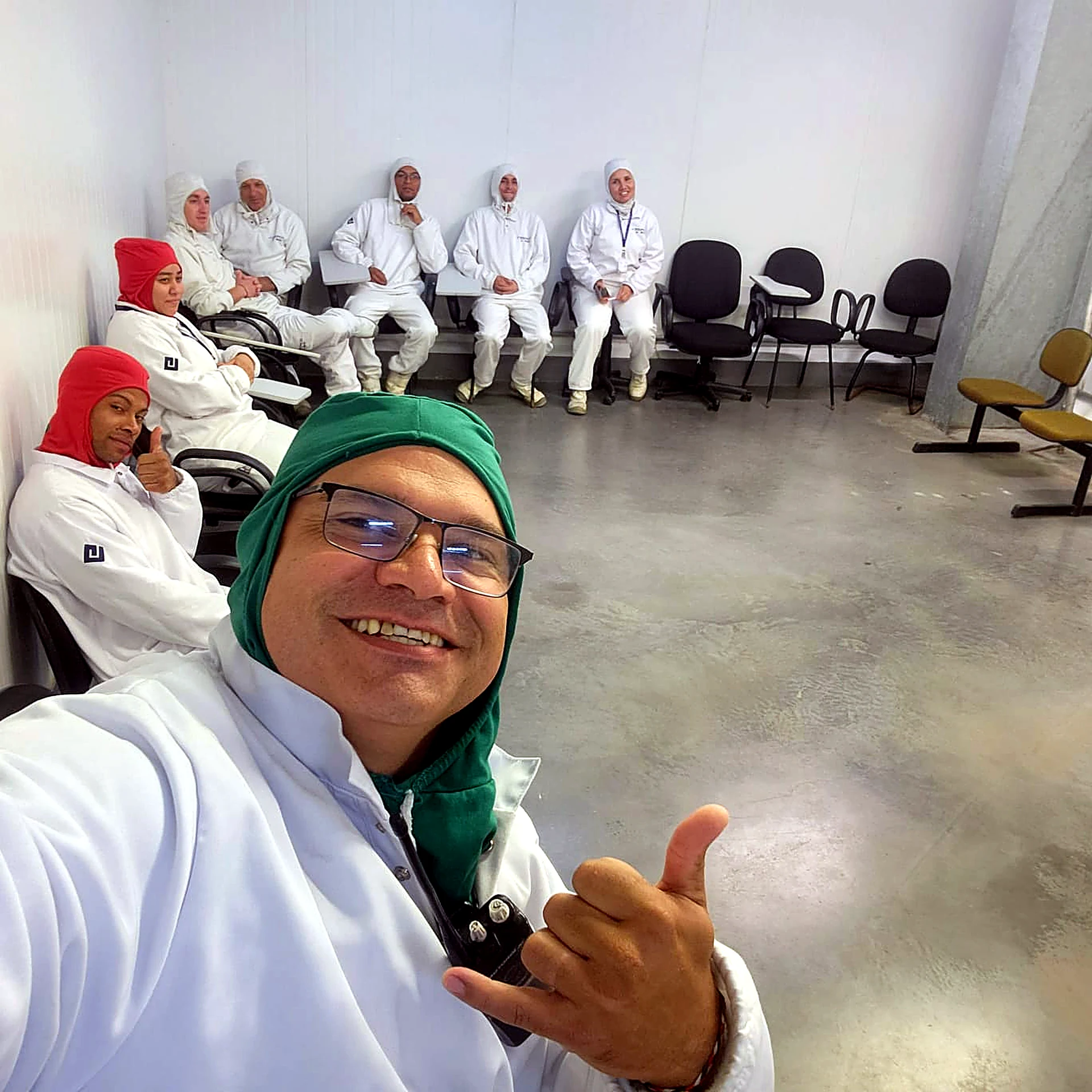 Equipe uniformizada em treinamento