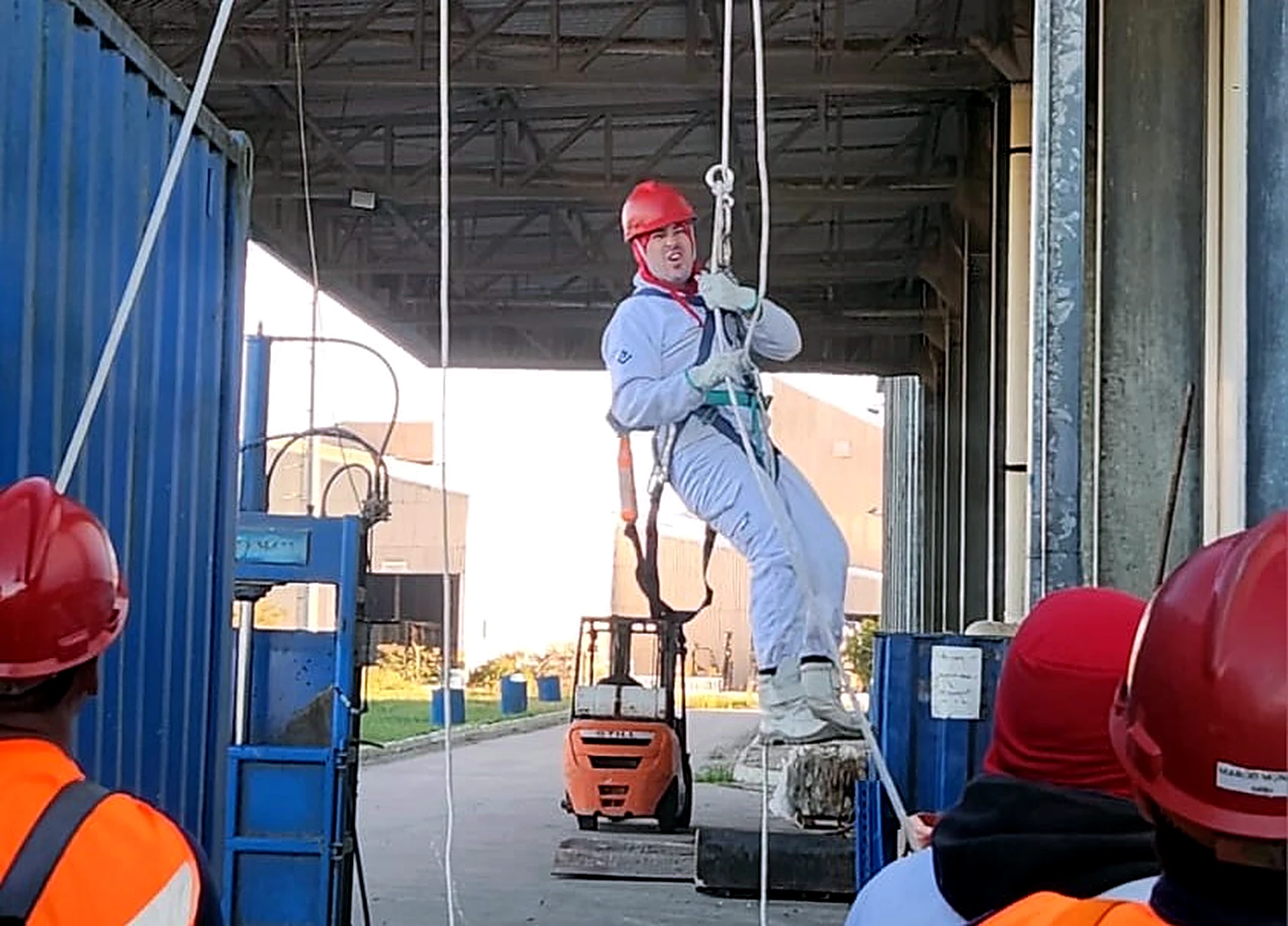 Treinamento de acesso e resgate vertical com cordas